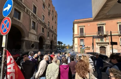 Taranto, scade la Naspi e in 80 si ritrovano senza reddito: in protesta i dipendenti di Isolaverde