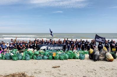 Earth Day, in Puglia raccolti quasi 12mila chili di plastica e rifiuti grazie ai volontari