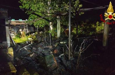 Galatone, incendio vicino a una casa disabitata: vigili del fuoco salvano galline, oche e conigli dalle fiamme