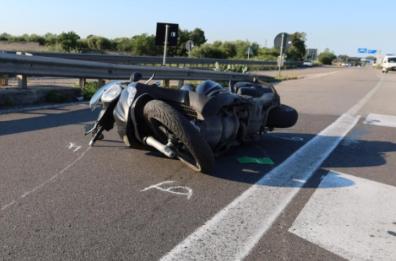 Taranto, si schianta con lo scooter alle porte della città: muore motociclista 