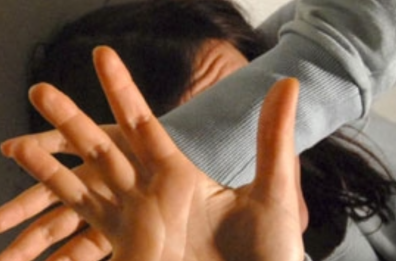 «Vi faccio a pezzettini, vi mangio vivi». A Bari marito e padre violento a processo dopo 25 anni di maltrattamenti