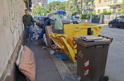 Bari, degrado tra i bidoni a Poggiofranco. La rabbia dei residenti di via Giulio Petroni: «Discarica a cielo aperto»