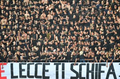 Lecce-Napoli: caos al Via del Mare, tifosi lanciano petardi: gara interrotta per 5 minuti
