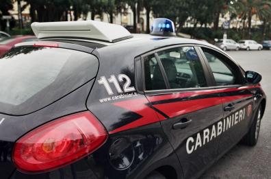 Paura a Margherita di Savoia, minaccia di uccidersi con un coltello e si barrica in casa: i carabinieri si fanno consegnare l'arma. Affidato al 118