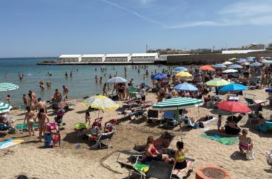 Sole, ombrelloni e spritz a prezzi popolari: il Canalone è la nuova spiaggia dei baresi