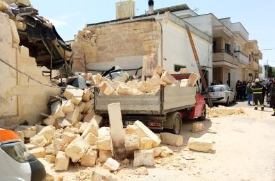 Crolla palazzina a Magliano durante lavori di ristrutturazione: 4 operai feriti estratti dalle macerie