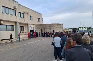 Tragedia di Torchiarolo, in migliaia alla camera ardente per l'ultimo saluto ai 3 giovani morti nell'incidente