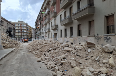 Crollo di via Pinto a Bari, l’appello dei residenti: «Tra le macerie ci sono i nostri beni»