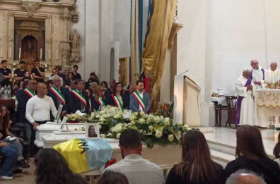 Torchiarolo, in centinaia ai funerali dei tre ragazzi morti dopo lo schianto sulla Porsche: l'ultimo saluto