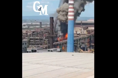 Taranto, paura all'Ilva: si rompe una tubiera nell'Altoforno 1: scoppia l'incendio, colonna di fumo visibile a chilometri. Emissione non controllata, nessun ferito