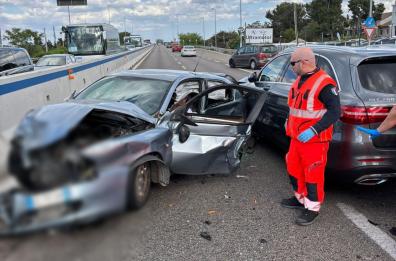 Bari, incidente sulla Ss16 in direzione Sud: scontro frontale tra auto, 4 feriti