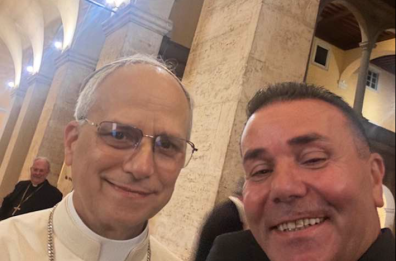 Un parroco salentino scatta selfie con papa Leone: &laquo;Un privilegio, un dono e una grazia&raquo;