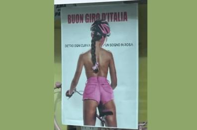 «Dietro ogni curva un sogno rosa»: manifesto sessista al Giro d'Italia e scoppia la polemica nel Brindisino