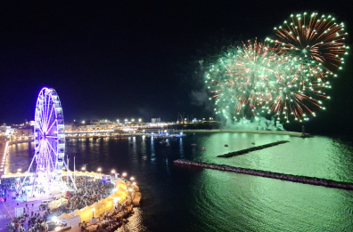 Le «diane», la manna e i fuochi: per San Nicola il pienone sul lungomare di Bari