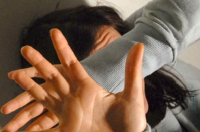 «Dieci anni di insulti e botte alla moglie», a Bari braccialetto elettronico per avvocato 35enne