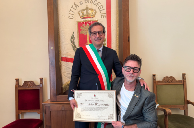 Bisceglie, la commovente storia di Maurizio e Pasquale: militare in carrozzina assiste l’amico malato