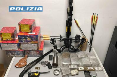 Gravina, in garage droga, armi e un ordigno da oltre un chilo: arrestato 59enne