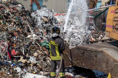 Palo del Colle, incendio alla Ecogreen Planet: bruciano rifiuti con materiale plastico. A Martina Franca domato rogo dopo ore in officina pneumatici