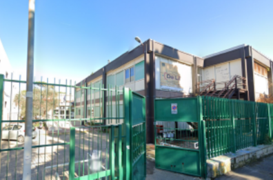 Troppi furti nella scuola Santarella De Lilla a Bari: gli studenti lasciano i banchi e vanno a protestare al Comune