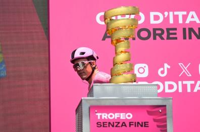 Giro d'Italia, Lecce si tinge di rosa: l'olandese Van Uden vince la quarta tappa. Oggi si corre da Ceglie a Matera