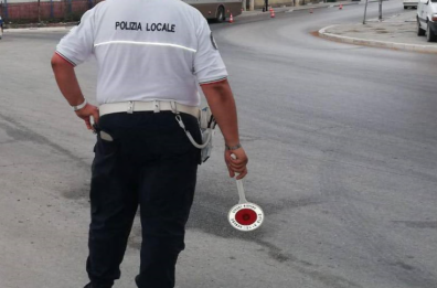 Giovinazzo, moto non si ferma all’alt: vigile la insegue e cadendo si rompe una gamba