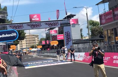 Lecce aspetta l'arrivo del Giro d'Italia: le foto del traguardo e del palco di premiazione. Apparsi striscioni ProPal 