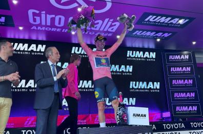 Giro d'Italia, Mads Pedersen vince la tappa di Matera e conserva la maglia rosa