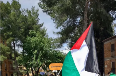 Giro d'Italia, anche a Matera attivisti con la bandiera palestinese 