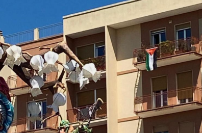 «Passa il Giro d'Italia, la polizia mi ha fatto togliere dal balcone di casa la bandiera della Palestina»: scoppia la polemica a Putignano