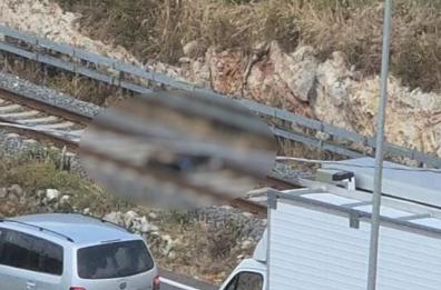 Martina Franca, uomo si stende sui binari per togliersi la vita: salvato dalla polizia