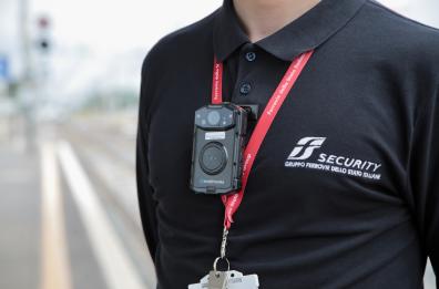 Treni, in Puglia parte la sperimentazione delle bodycam: operatori indossano videocamere per la sicurezza
