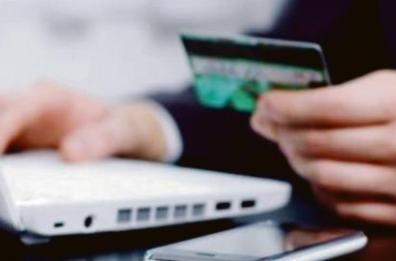 «L'affare dei vestiti online», a Bari indagati in 15: con le false vendite hanno truffato 2.200 persone