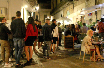 Stretta sulla movida a Lecce, dopo la riunione tecnica l'ordinanza di chiusura alle 23 rimane. L’ira degli esercenti