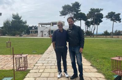 Primo bagno di stagione salentino per Neri Marcorè, in vacanza in masseria a Lido Marini