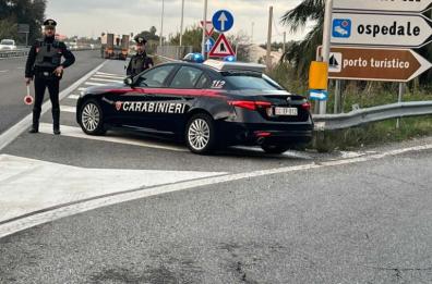 Policoro, coppia si barrica in casa per sfuggire alle minacce di morte del parente, vicino di casa: arrestato 