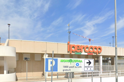 Bari, tentano una rapina nell'Ipercoop di Japigia: scatta l'allarme e fuggono a mani vuote