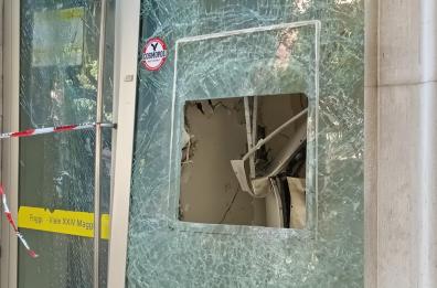 Foggia, la «marmotta» colpisce ancora: esplode nella notte Postamat dell'ufficio postale VIDEO