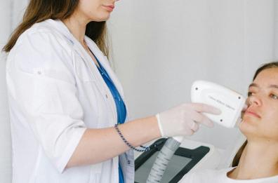 Viso che invecchia: la medicina estetica è un aiuto, ma prudenza