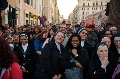 Papa Leone XIV, oltre 10mila fedeli in piazza San Pietro per la cerimonia di insediamento 