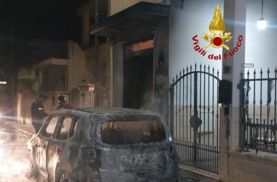 Lizzanello, in fiamme una jeep nella notte: danni anche a due auto parcheggiate vicine e ad un portone
