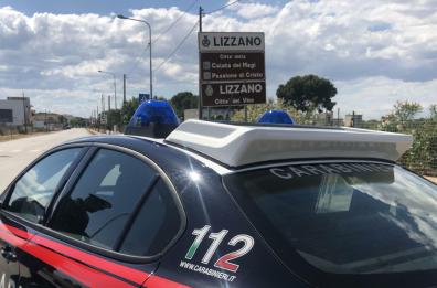 Avvicina un'anziana fingendo di conoscerla e abbracciandola le strappa la collana d'oro: due arresti a Lizzano