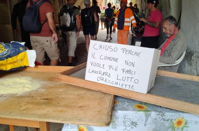 «Lutto orecchiette», le pastaie di Bari Vecchia chiuse per protesta dopo le multe. Turisti delusi 