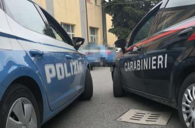 Minacciano tabaccaio, ma l'arma in realtà è un calzino: fuggono con mille euro, arrestati in due ad Altamura