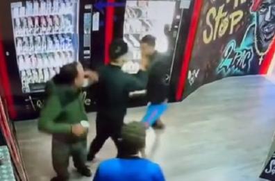 Trinitapoli, paura in un distributore automatico h24: ragazzo aggredisce 3 persone con una sega VIDEO