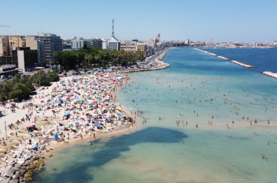 Bari, stop a tende e falò in spiaggia per Ferragosto: fino a mille euro di multa per i trasgressori VIDEO