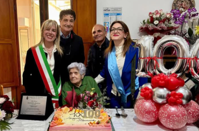 Veglie festeggia nonna Quirica, nata 100 anni fa in Sardegna e arrivata in Puglia per amore