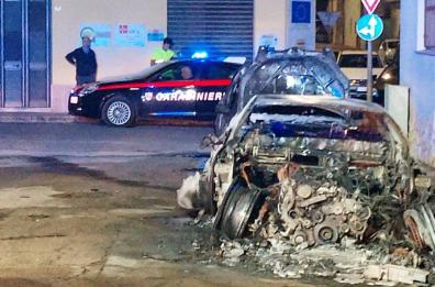 Supersano, notte di follia: a fuoco una pizzeria e una Bmw, sono dello stesso proprietario