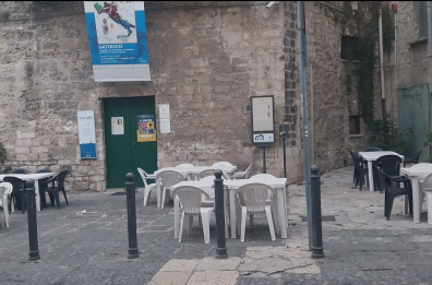 Bari, tavolini davanti al Museo: nella città vecchia una pizzeria abusiva a cielo aperto