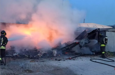 Fiamme in un autoparco a Bisceglie: trovato un uomo carbonizzato in una roulotte, forse è il custode 