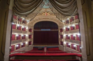 Bari, Storytelling Festival 2025 cresce e approda al Teatro Piccinni nella rassegna «Umano Collettivo»